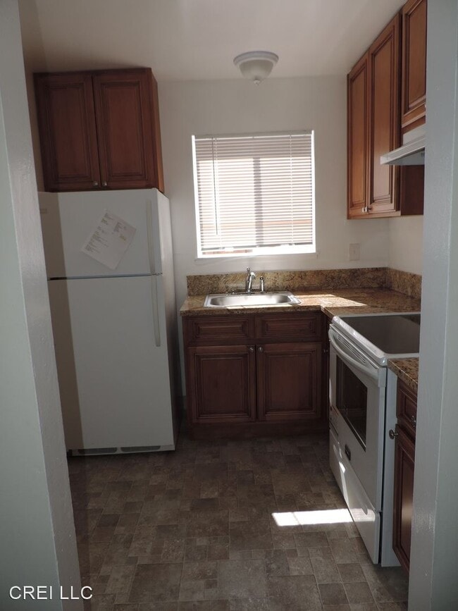 Building Photo - 161 Oak Ave