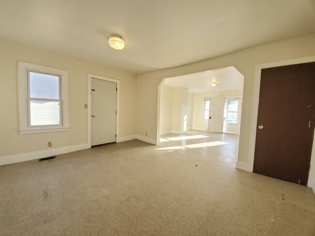 Building Photo - Spacious 3 Bedroom Detached home FOR RENT ...
