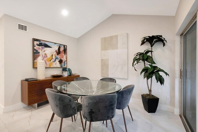 Foto del edificio - 7369 Orangewood Ln