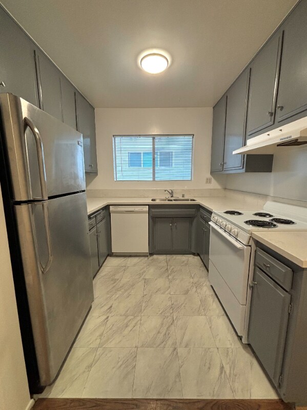 Building Photo - 2042 Beachwood Dr