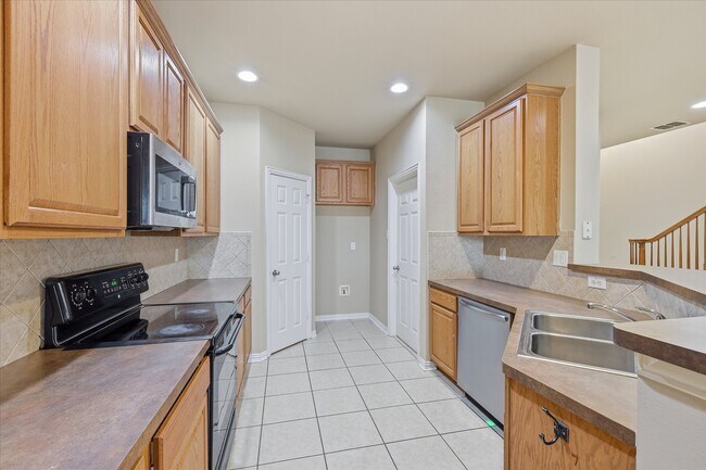 Building Photo - 1725 Brookview Dr