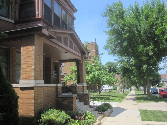 Building Photo - 1513 N Astor St