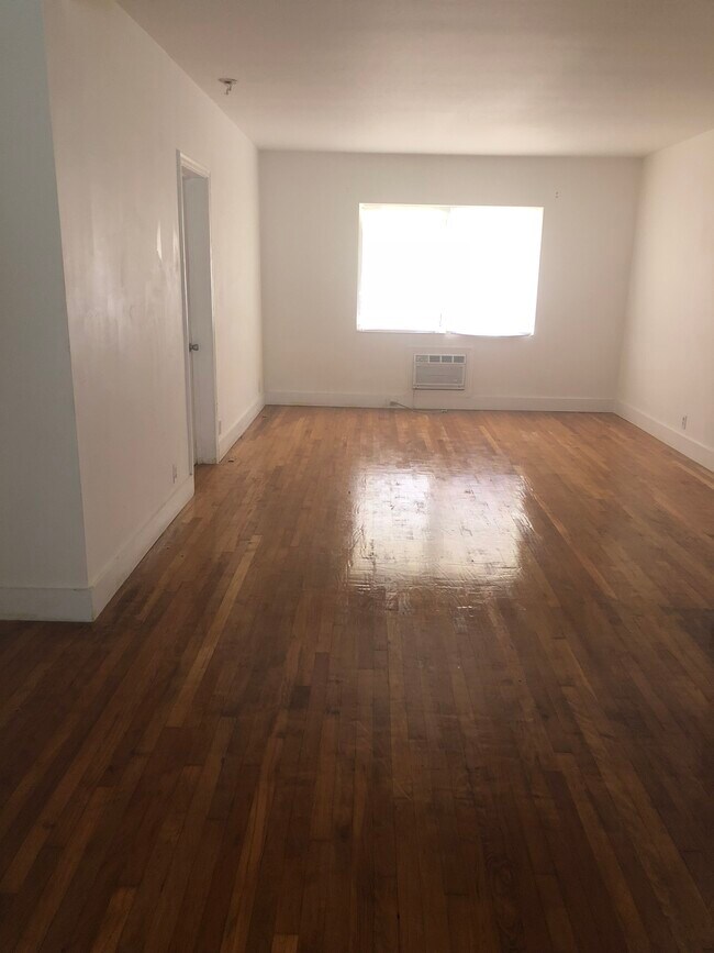 Building Photo - 150 S Shore Dr