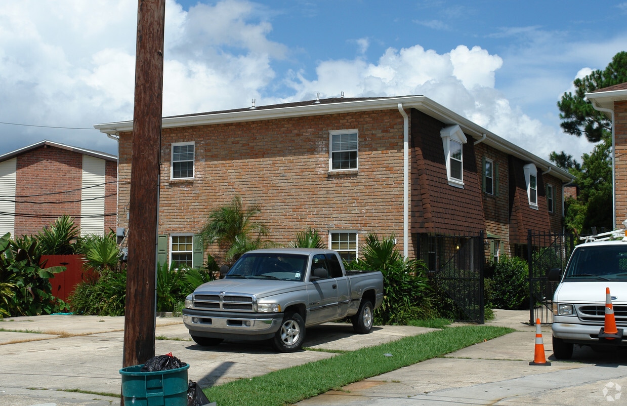 Building Photo - 3713 Simone Gardens