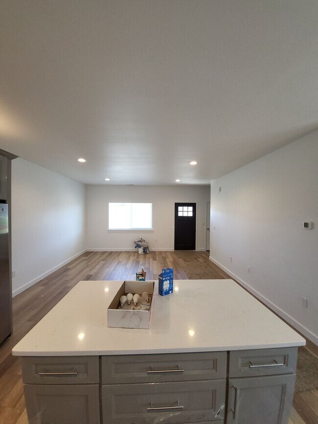 Building Photo - 683 Bryden Ave