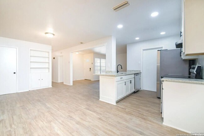 Foto del edificio - Modern 4-Bedroom House Near Leon Valley