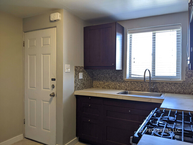 Kitchen - 1005 Newton St