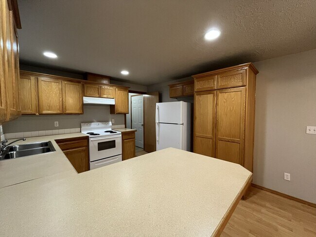 Foto del edificio - 3-Bed Home with Fireplace, Fenced Backyard, 2 Car Garage & Front Patio!