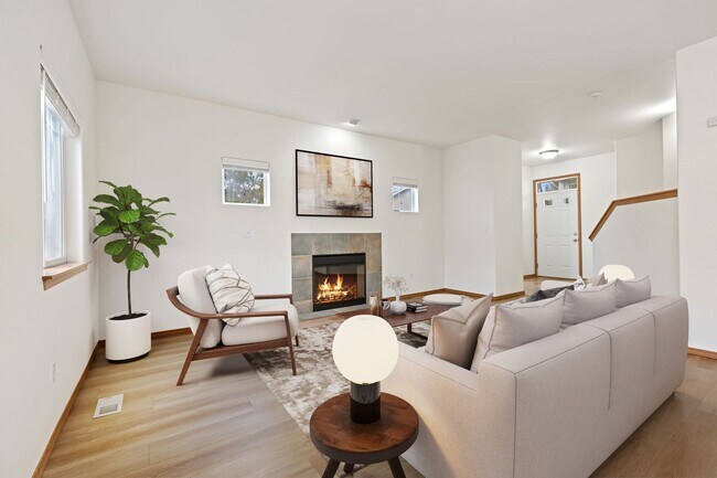 Building Photo - Beautiful 3 Story Home in Napavine