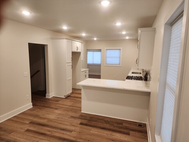 Foto del edificio - 106 Leonard St NE