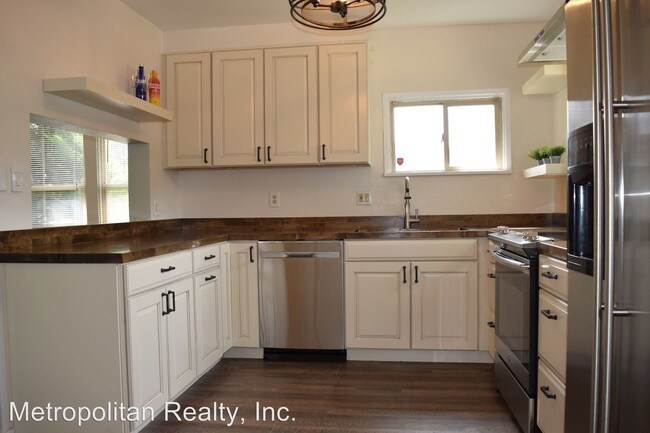 Foto del edificio - 2 br, 1 bath House - 8204 Beverly Blvd.