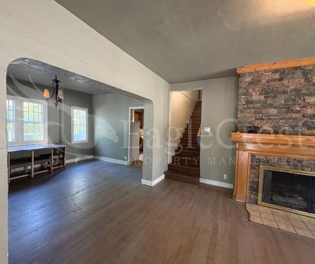 Building Photo - Large 8-Bedroom Home Across from Whitman C...