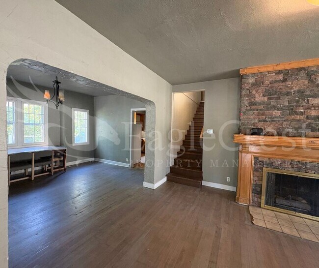 Foto del edificio - Large 8-Bedroom Home Across from Whitman College – Lawn Care Included