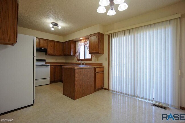 Building Photo - 3 br, 1 bath House - 6400 W 53rd St