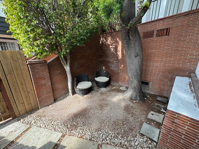 Gran patio privado. Ideal para perros. - 1320 S Beverly Glen Blvd