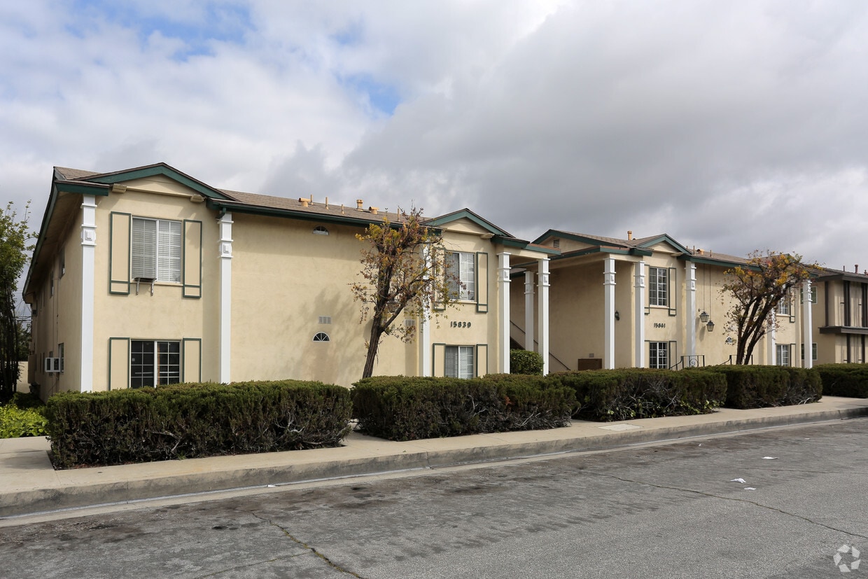 Primary Photo - 15839-15841 Landmark Dr