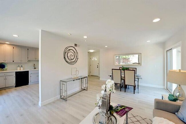 Building Photo - Cute Home in Blossom Hill with A/C, Fresh ...