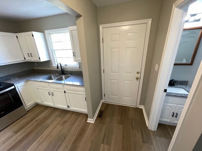 Foto del edificio - 17-21 Seminole Drive Tri-Plex