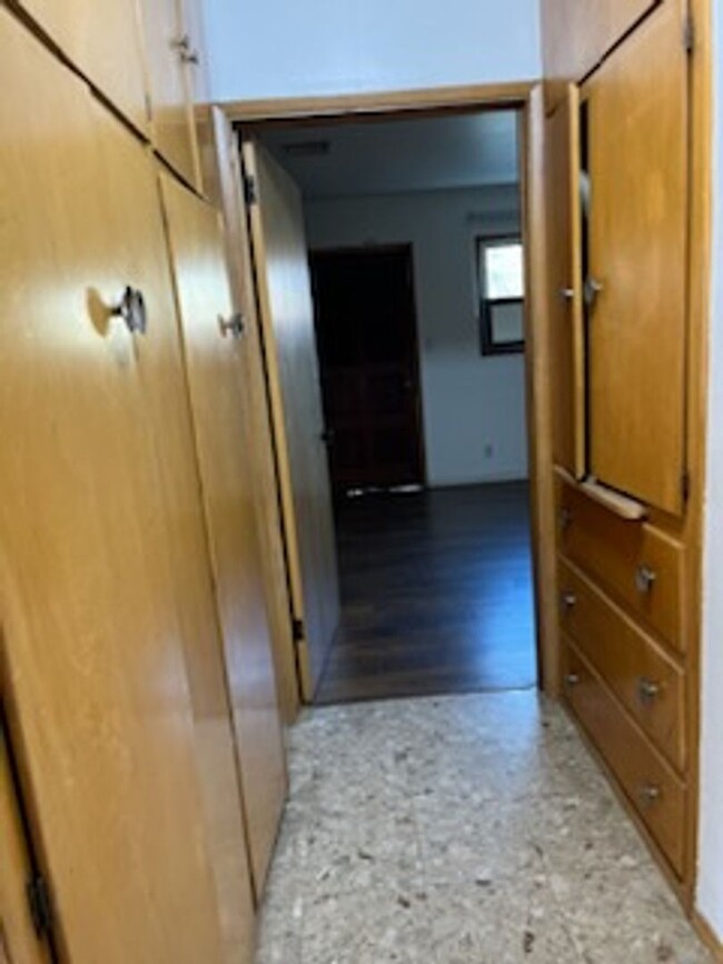 Building Photo - 2 Bedroom 1 Bath Duplex for Rent with Util...