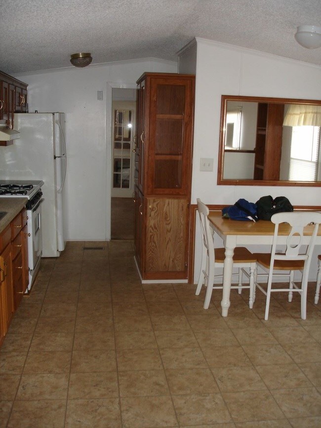 Building Photo - 3 br, 2 bath House - 28 ROBERTS RD