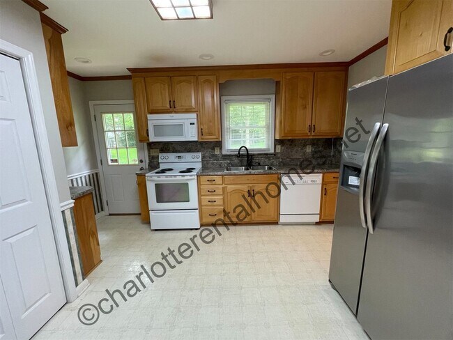 Building Photo - Brick ranch in desirable neighborhood
