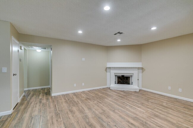 Foto del edificio - GORGEOUS 2 BEDROOMS CONDO*JUST COMPLETED U...