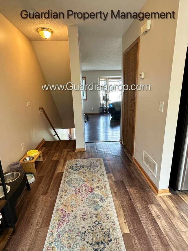 Foto del edificio - Prior Lake Town Home, 1 Car Garage, W/D, Walk out Patio, Dishwasher Available Sept