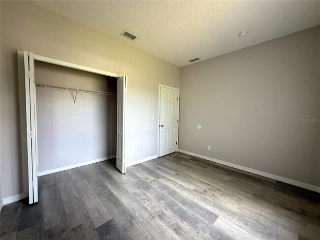 Building Photo - 4 Rosecroft Ln