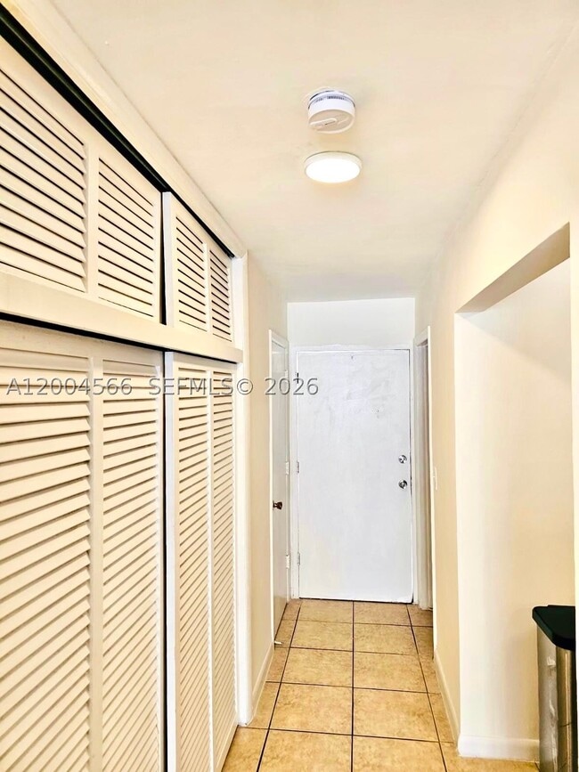 Building Photo - 1441 Lincoln Terrace