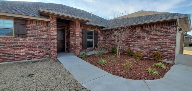 Building Photo - Great 4 Bedroom 2 Bath 2 Car Garage In Okc...