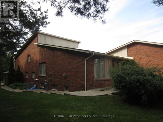 Building Photo - 135 Hayhoe Ave