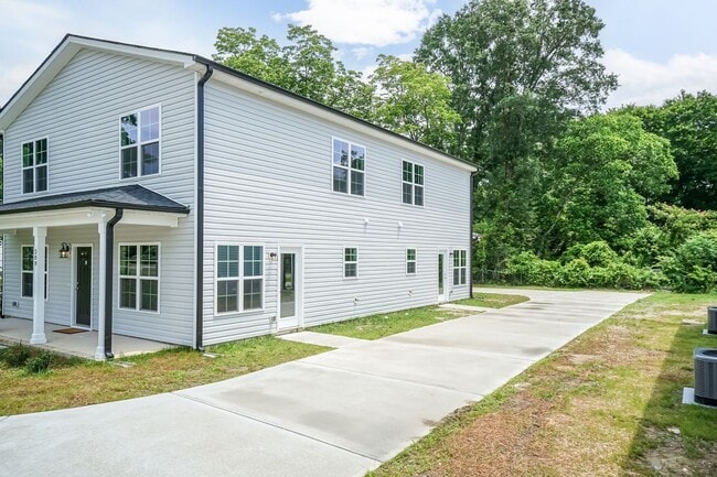 Building Photo - 208 S Leslie St