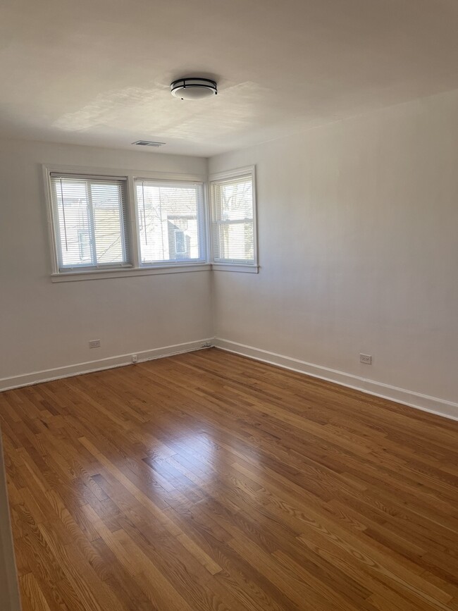 Building Photo - 7130 N Paulina St
