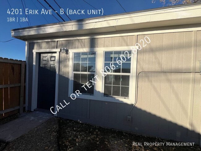 Building Photo - Cute Fenced in Backhouse with all utilitie...