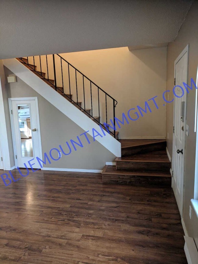 Building Photo - 2 br, 1 bath House - 725 Alexander Road #D