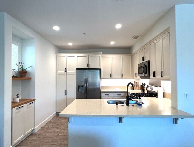 Foto del edificio - Upgraded Buellton End-Unit With Yard