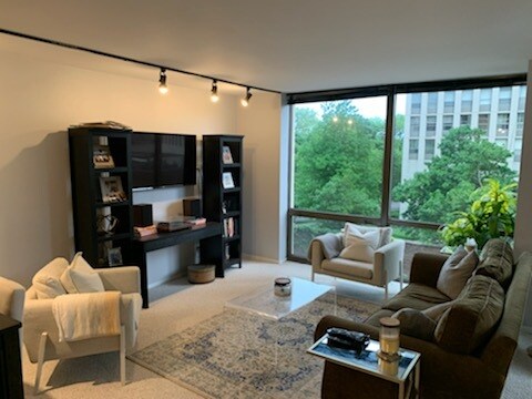 Foto principal - 2650 N Lakeview Ave