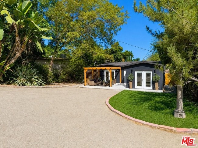 Building Photo - 885 Montecito Dr