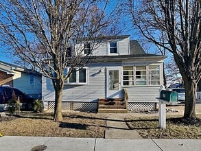 Building Photo - 101 Oak Ave