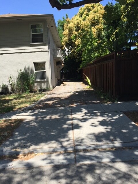 camino de entrada - 1066 Sherwood Ave