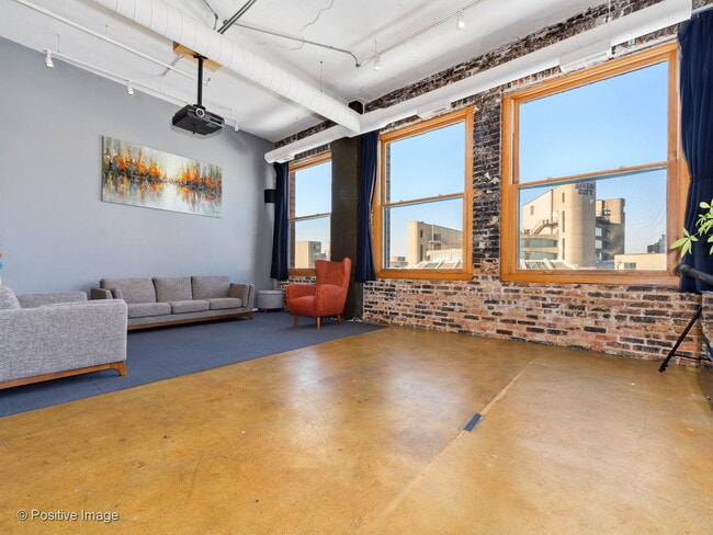 Building Photo - 801 S Wells St