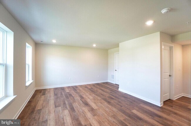 Building Photo - 4823 Lincoln Aly
