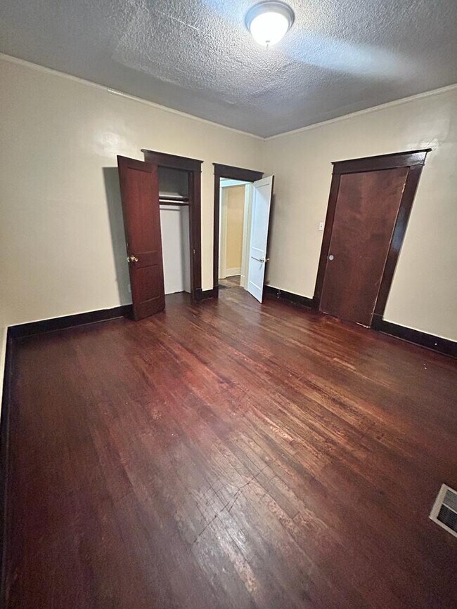 Building Photo - 1378 S Pkwy E