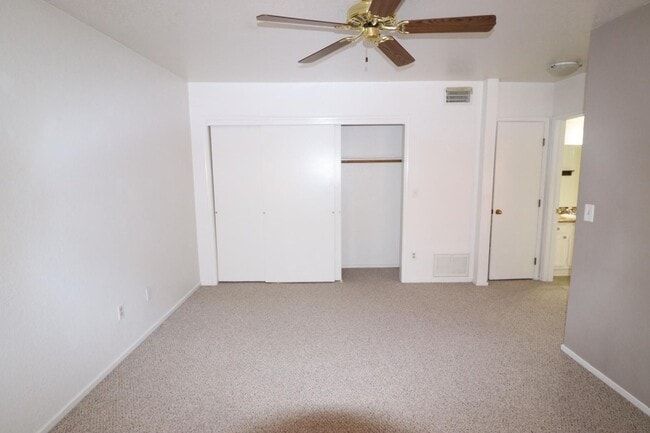 Building Photo - 2 Bedroom, 2 Bath