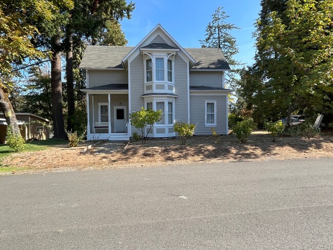 Building Photo - 2 story, 4 bedroom 1 bathroom home in Canyonville.
