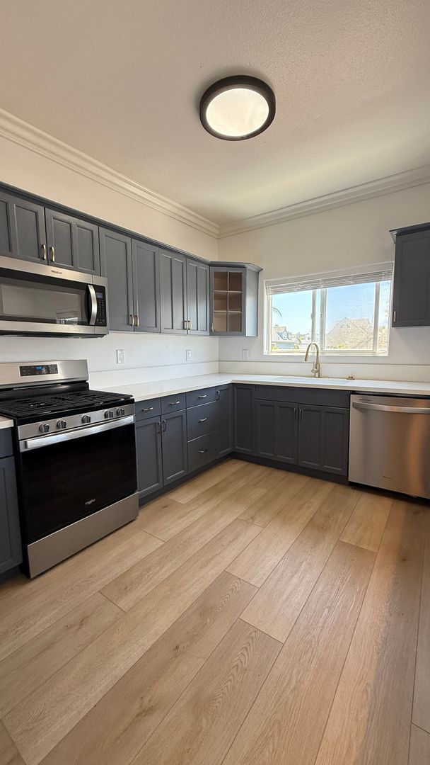 Building Photo - Mission Blvd- Beach Living- 1 bed 1 bath!