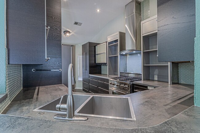 Foto del edificio - Modern Design 3 Bedroom 2 Bath, 2 car Gara...