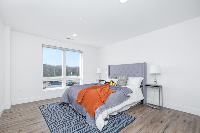 Building Photo - Ezio‘s Place