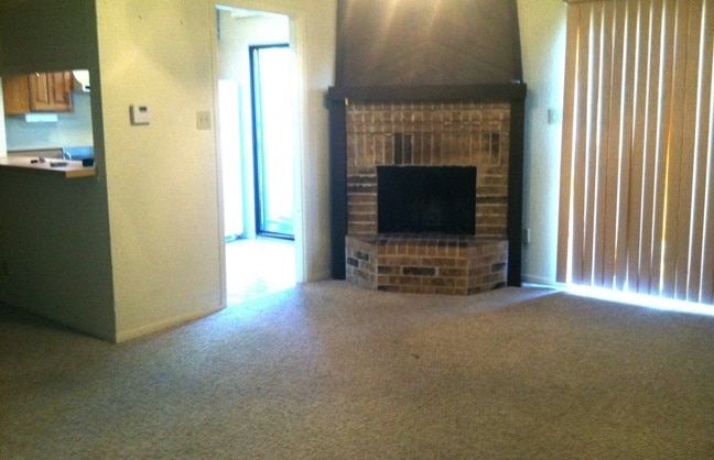 Building Photo - Super Cute Townhouse!