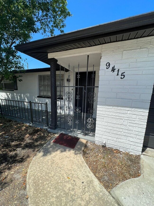 Building Photo - Updated, 2/2 Home Available now!